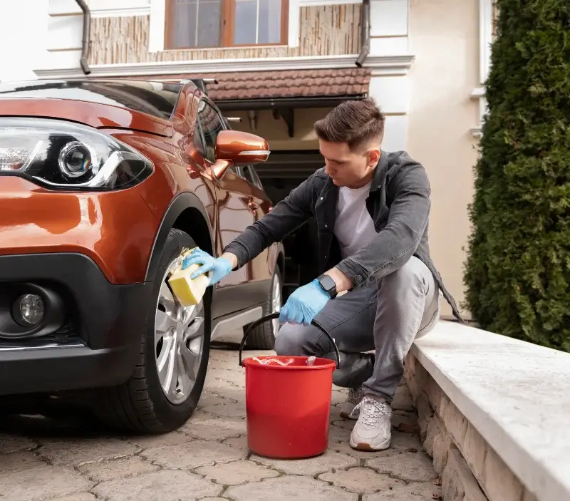 Lavage auto à domicile Arthaz-Pont-Notre-Dame : professionnel intervenant sur un véhicule